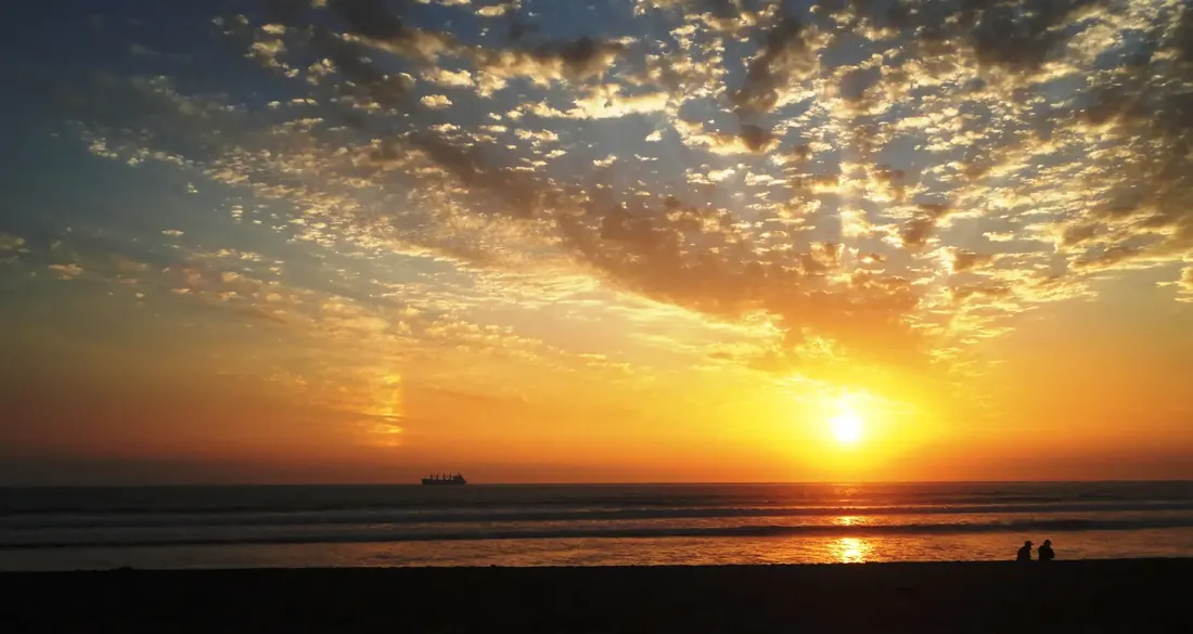 Playa Chinchorro al atardecer, en Arica