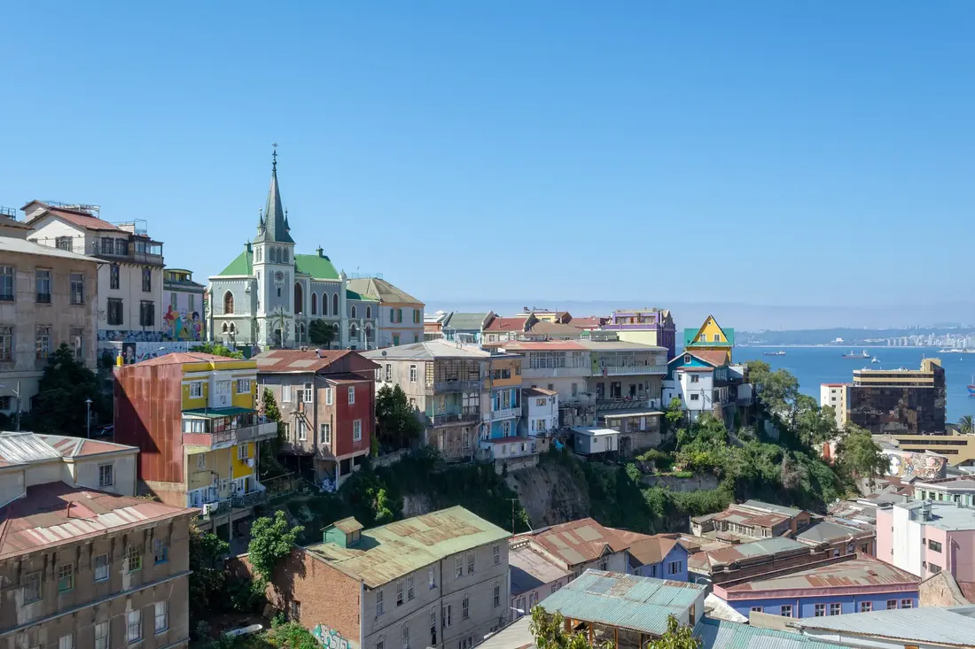 Casas de colores del cerro Concepción, con la bahía al fondo