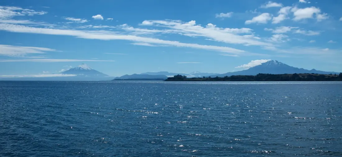 Los volcanes Osorno y Calbuco desde la costanera de Puerto Varas